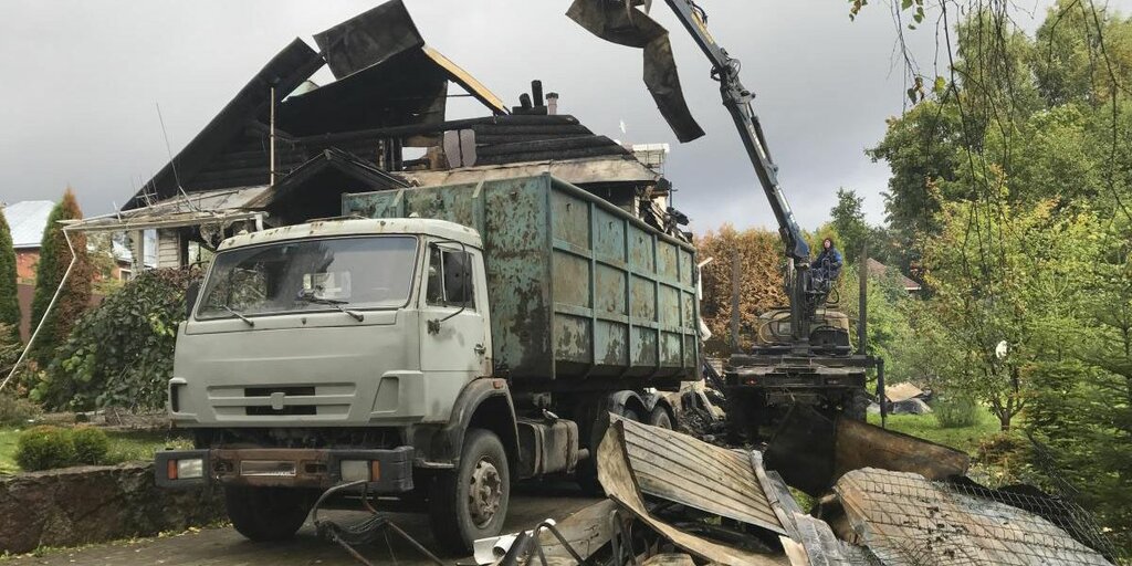 Вывоз мусора после пожара с утилизацией в Губахе в октябре