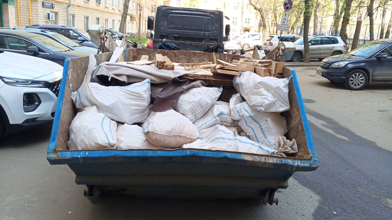 Вывоз мусора из магазина в Губахе в октябре