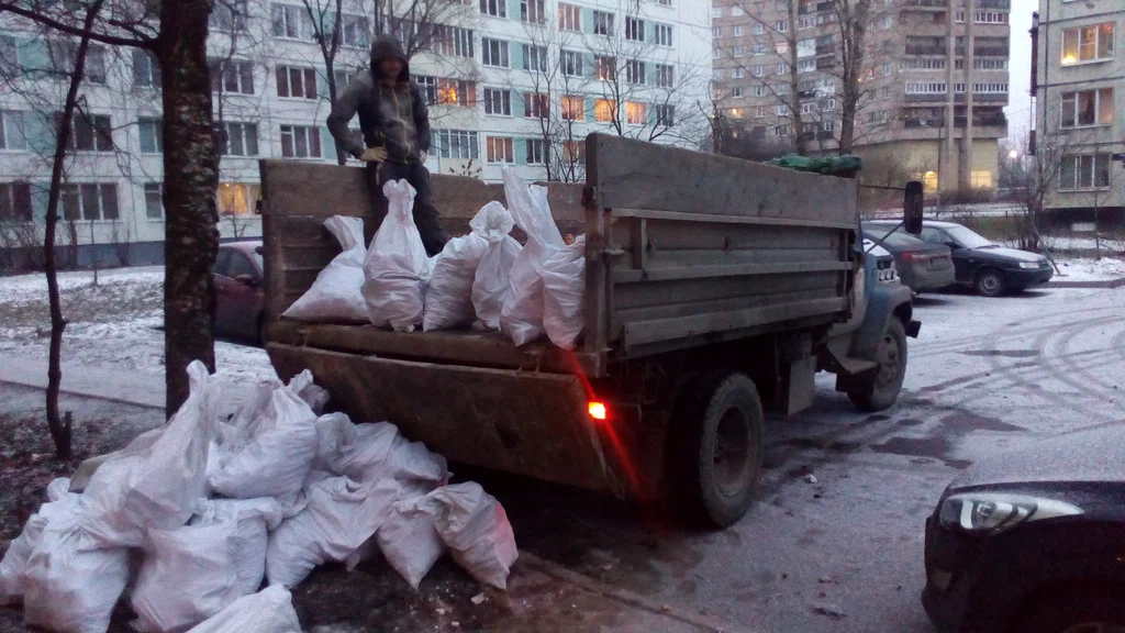 Вывоз мусора в мешках в Губахе в октябре