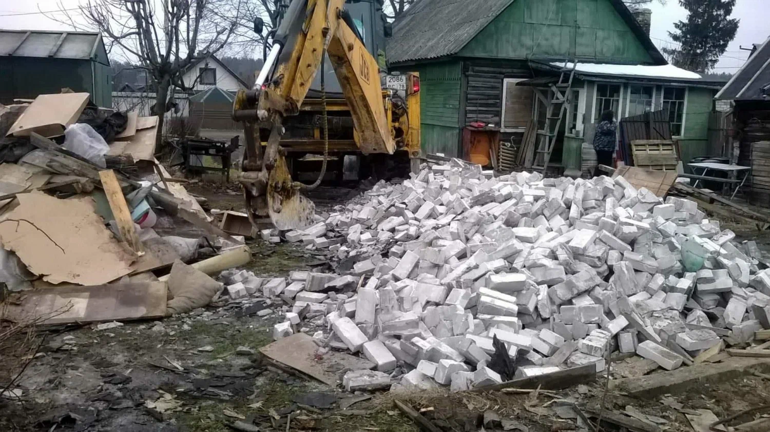 Вывоз мусора после сноса здания в Губахе от ПроМусор – цена от 5183 руб., утилизация и уборка стройотходов
