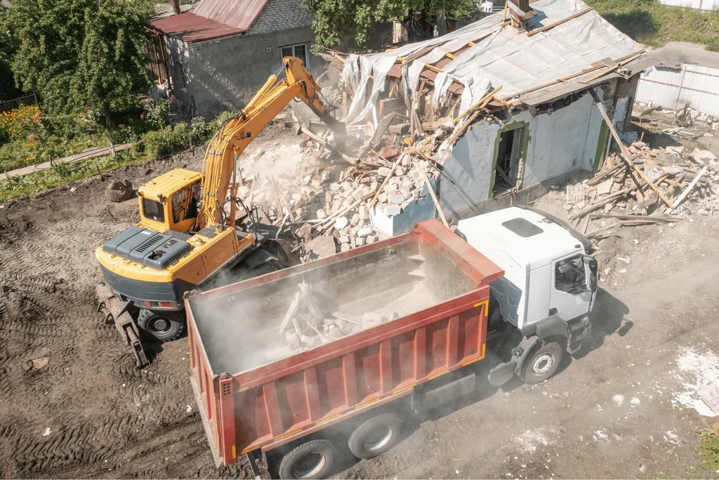 Вывоз мусора после сноса зданий с выездом в Губахе в октябре