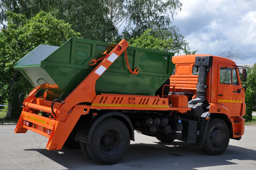 Заказ бункеровоза для вывоза мусора и отходов в Губахе в октябре
