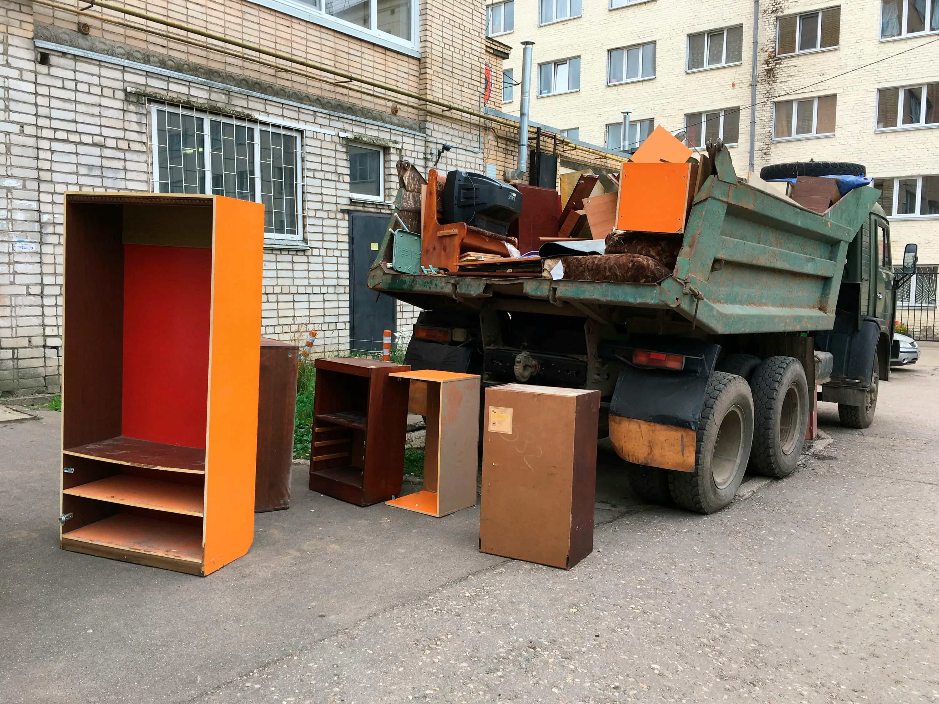 Утилизация старой мебели с вывозом и разбором в Губахе в октябре