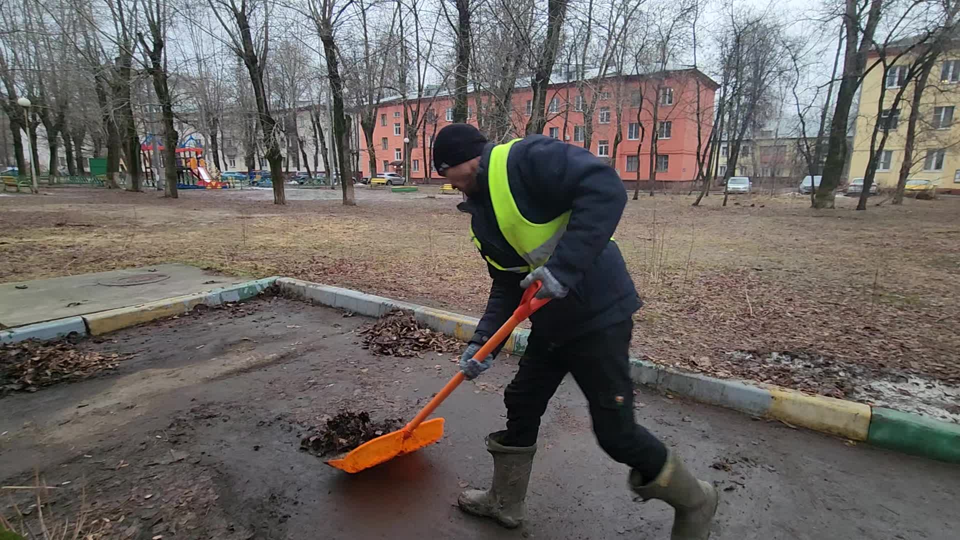 Уборка территорий в Губахе в октябре