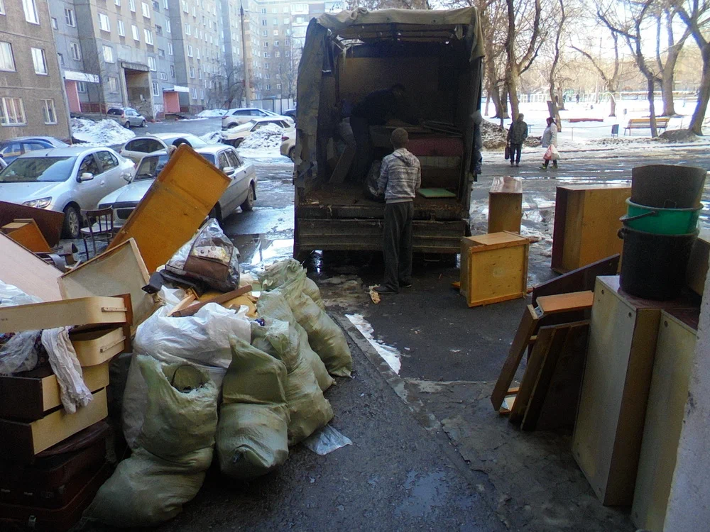 Вывоз мусора из подвала с утилизацией в Губахе в октябре