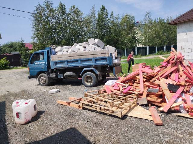 Вывоз мусора с чердака в Губахе в октябре