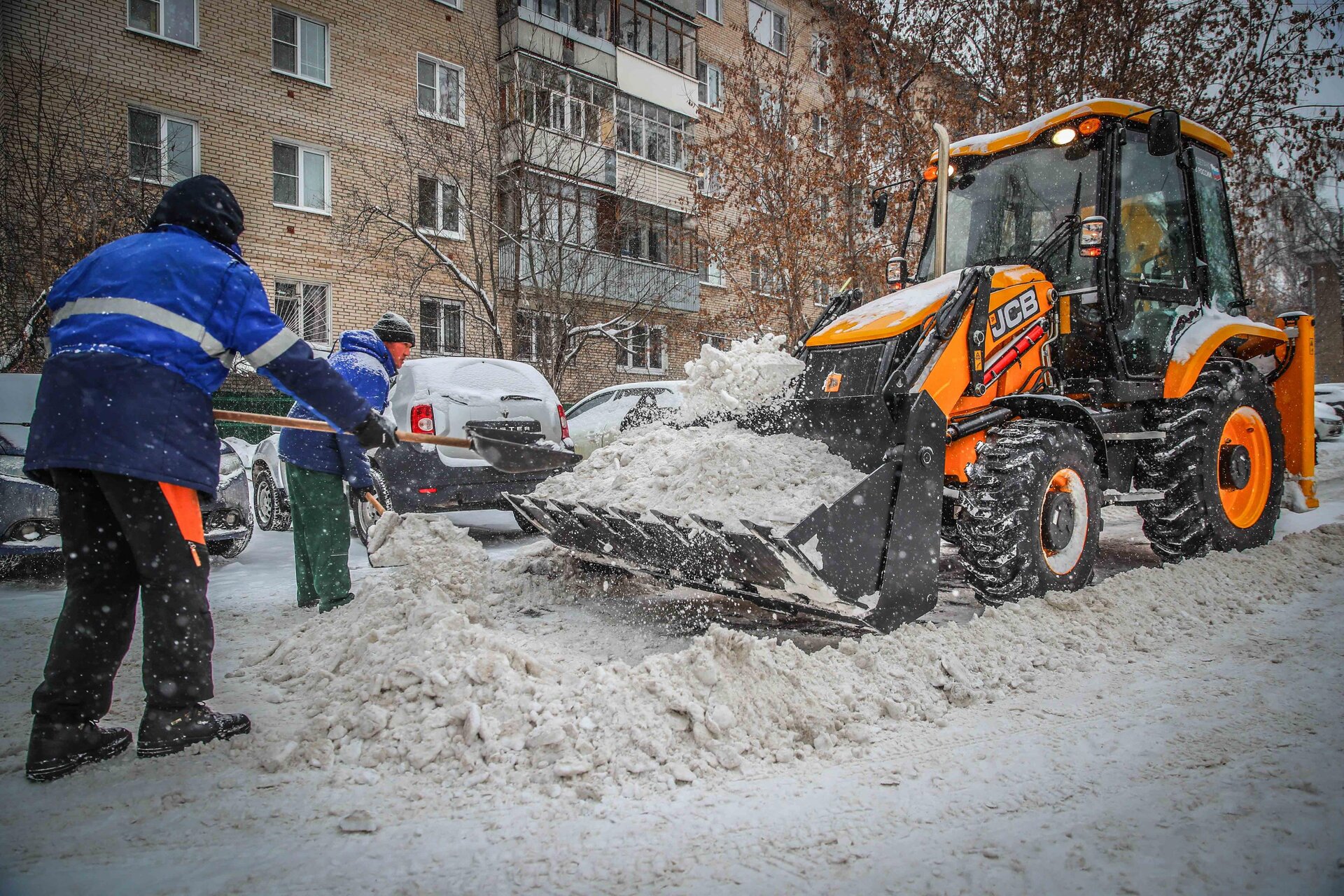 Очистка дворов от снега и наледи в Губахе — уборка снега, трактор и ручная, цены от 518 руб. | ПроМусор