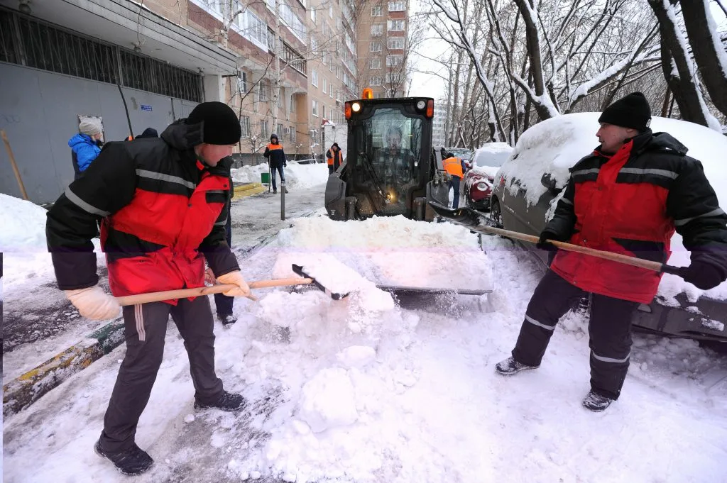 Очистка дворов от снега с гарантией результата в Губахе в октябре