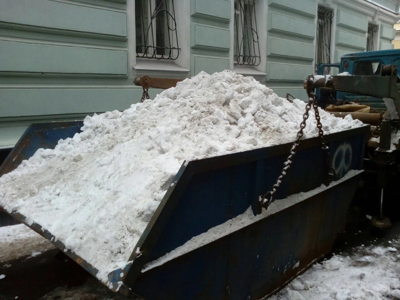 Вывоз снега контейнерами в Губахе в октябре